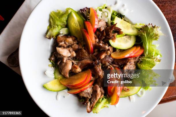 een geconfit salade van eend van bovenaf geschoten op een tafel - duck confit stockfoto's en -beelden