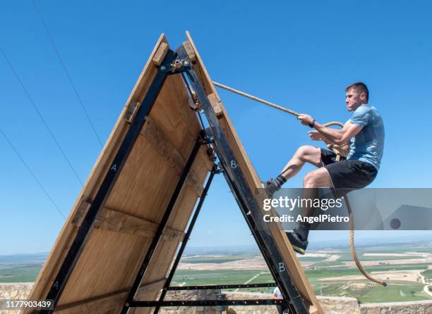 sportman in a obstacle course racing - hinderbana bildbanksfoton och bilder