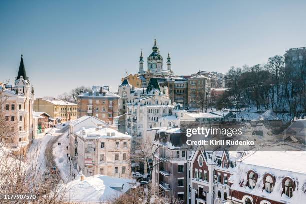 st. andrews church and andriyivskyy descent, in winter, kyiv, ukraine - kiew stock-fotos und bilder