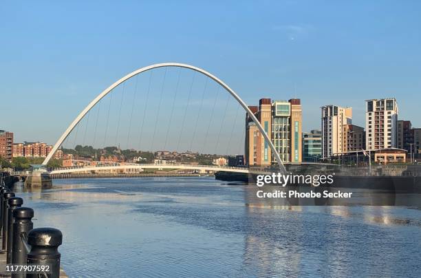 gateshead millennium bridge - puente del milenio de gateshead fotografías e imágenes de stock