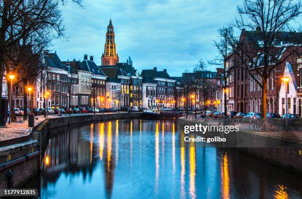 a canal at night in groningen a city in the north of the netherlands - província de groningen imagens e fotografias de stock