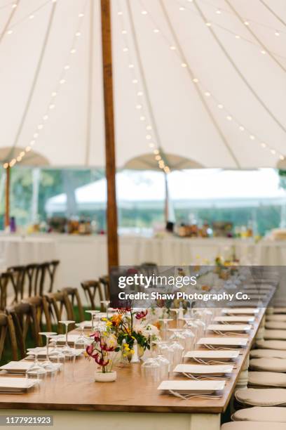 table setting at backyard tent wedding - wedding table setting imagens e fotografias de stock