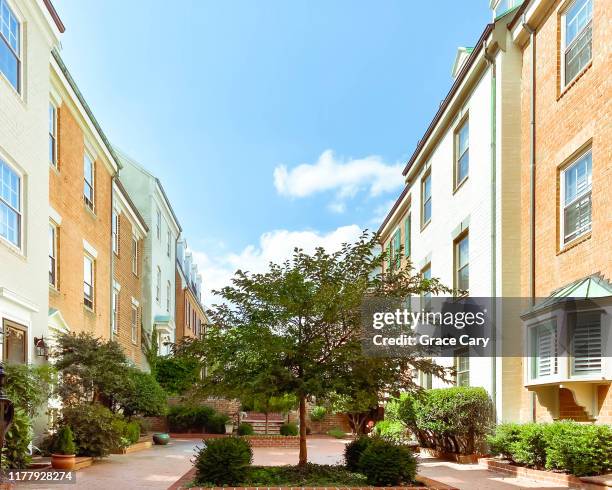 rows of townhouses separated by courtyard - old town alexandria virginia stock pictures, royalty-free photos & images