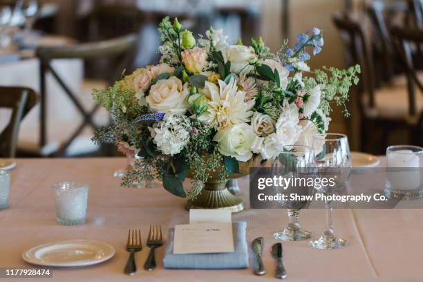 floral centerpiece at elegant wedding reception - centre piece stock-fotos und bilder