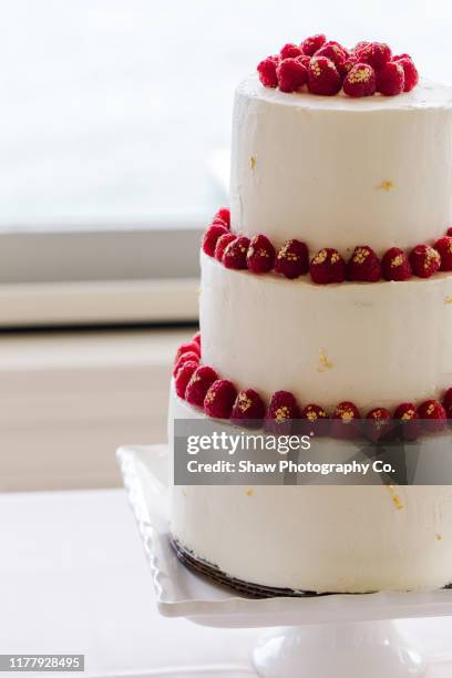 white wedding cake with raspberries - cake tier stock pictures, royalty-free photos & images