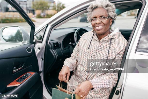 parking for active seniors with discount - female driving stock pictures, royalty-free photos & images