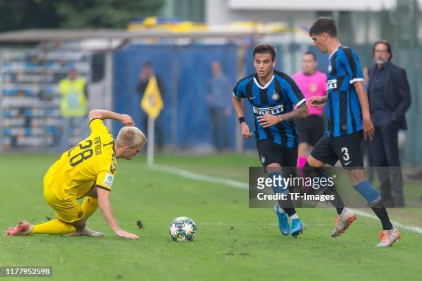 Malte Wengerowski of Borussia Dortmund U19, Matias Fonseca of Inter Mailand U19 and Lorenzo Colombini of Inter Mailand U19 battle for the ball during...