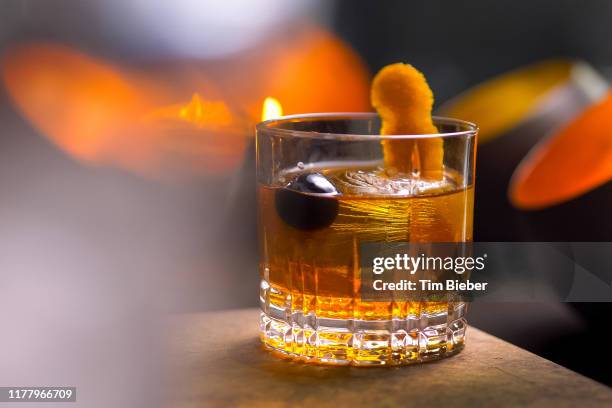 classic prohibition manhattan cocktail - old fashioned whiskey stock pictures, royalty-free photos & images