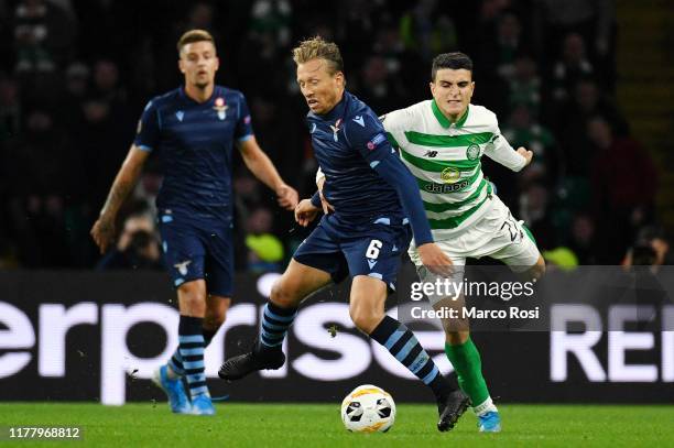 Lucas Leiva of SS Lazio competes for the ball with Mohamed Elyounoussi of Celtic FC during the UEFA Europa League group E match between Celtic FC and...