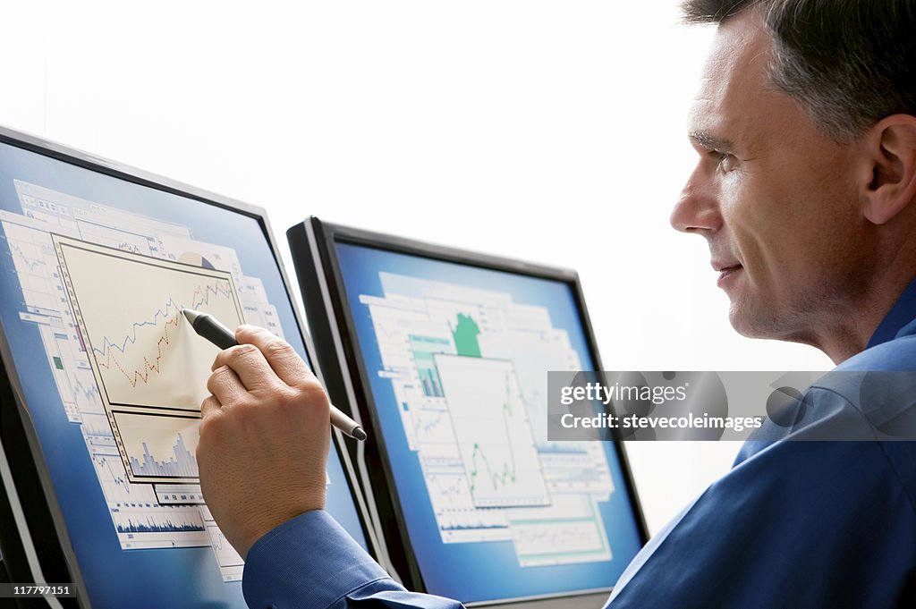 Empresário, olhando para o computador monitoriza