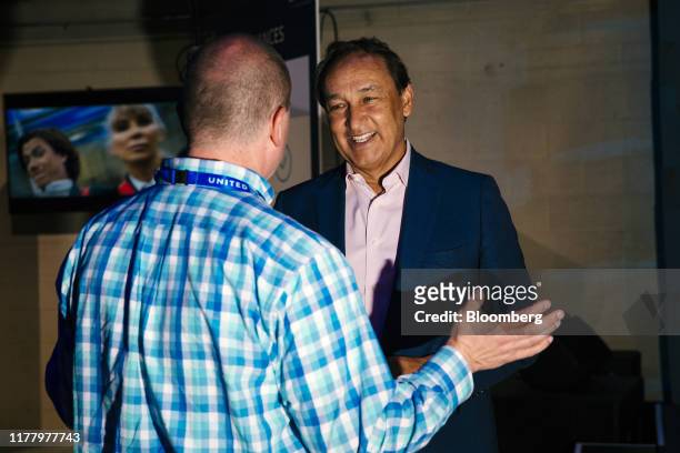 Oscar Munoz, chief executive officer of United Airlines Holdings Inc., right, speaks with an attendee during an event in Chicago, Illinois, U.S., on...