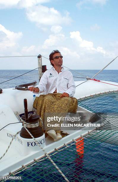 Le navigateur français Alain Gautier, co-skipper du trimaran "Foncia" avec la Britannique Ellen MacArthur, est à la barre du bateau qui traverse le...