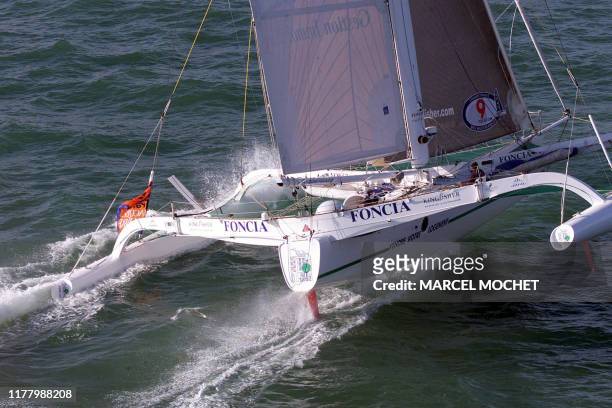 Photo datée du 04 novembre 2001 prise au large du Havre, du trimaran "Foncia" skippé par la Britannique Ellen MacArthur et le Français Alain Gautier,...