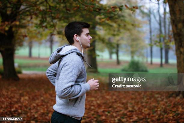 autumn run in the park - scoring run stock pictures, royalty-free photos & images