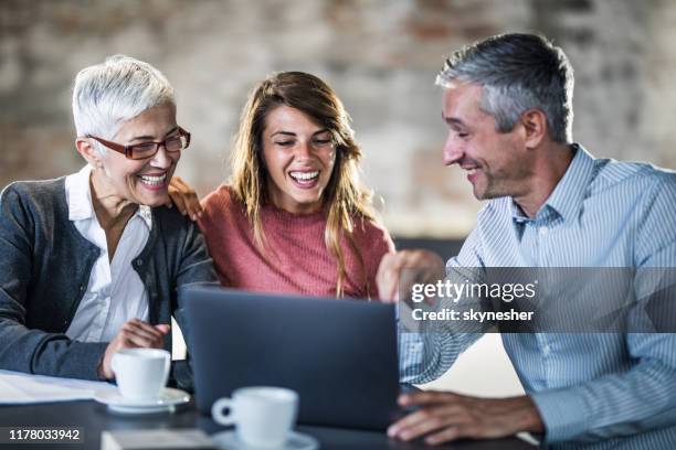 gelukkige senior moeder en dochter met behulp van laptop met onroerend goed agent. - real estate office stockfoto's en -beelden