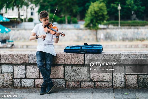 busker playing violin - violin stock pictures, royalty-free photos & images