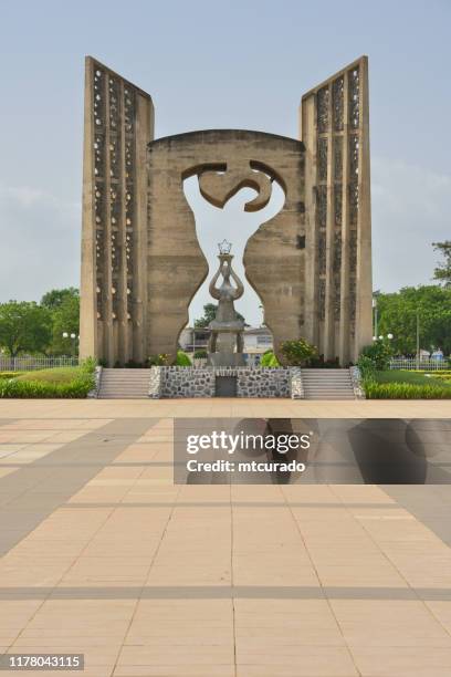 independence monument, with the vase of the flame of independence, lomé, togo - lome stock pictures, royalty-free photos & images