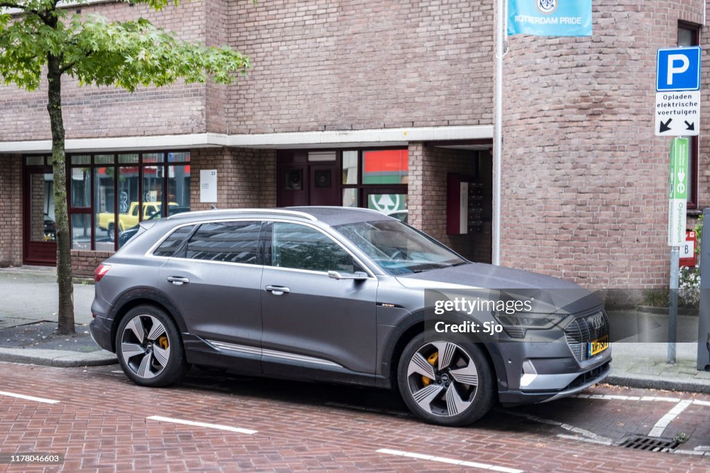 Audi e-Tron 55 Quattro elektrische SUV bij een oplaadstation voor elektrische voertuigen in de stad