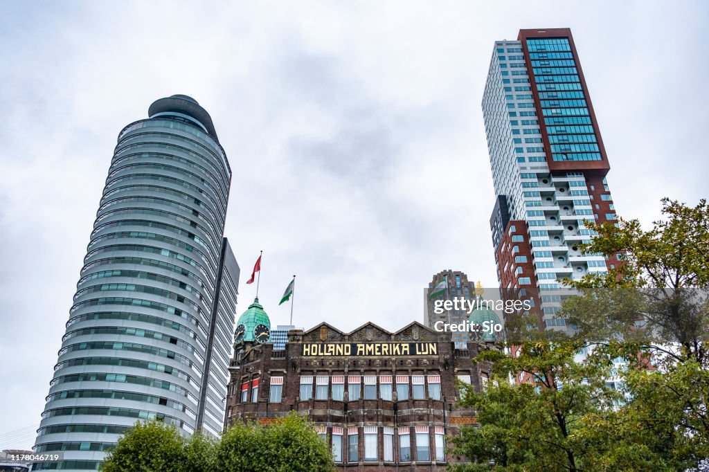 Fachada do Hotel New York com arquitetura moderna no fundo em Rotterdam