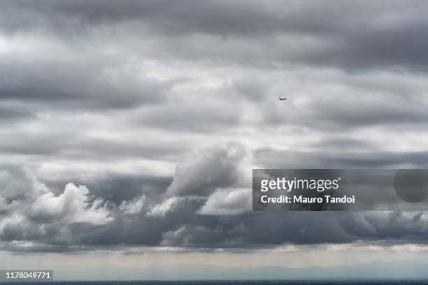airplane in the clouds - mauro tandoi fotografías e imágenes de stock