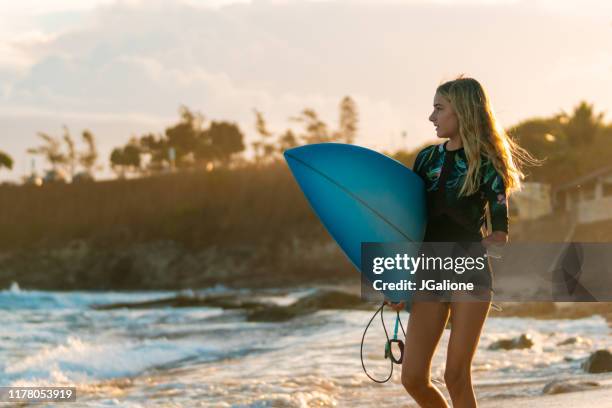 Adaptive Surfer immer bereit, in den Ozean zu gehen