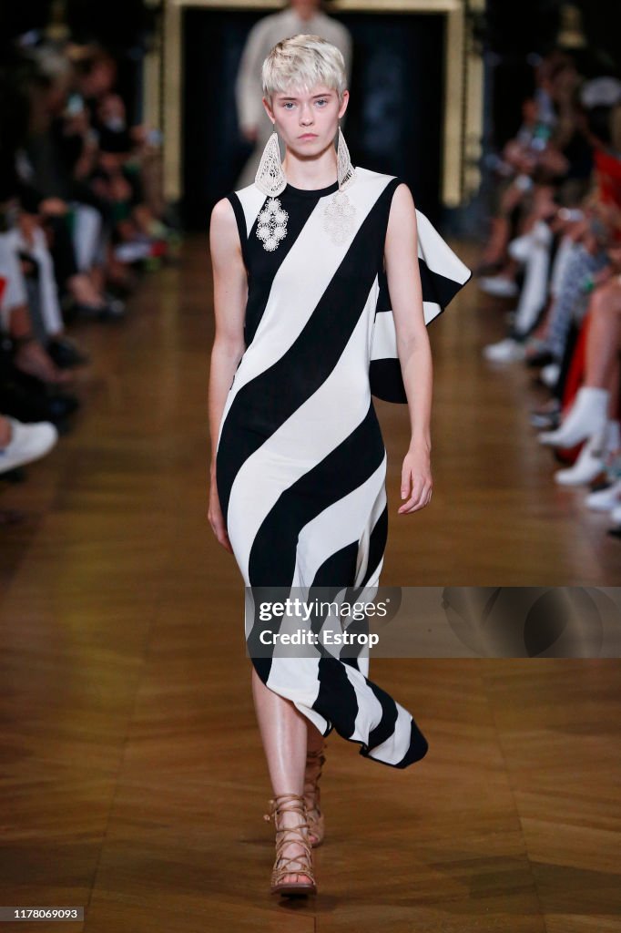 Stella McCartney : Runway - Paris Fashion Week - Womenswear Spring Summer 2020