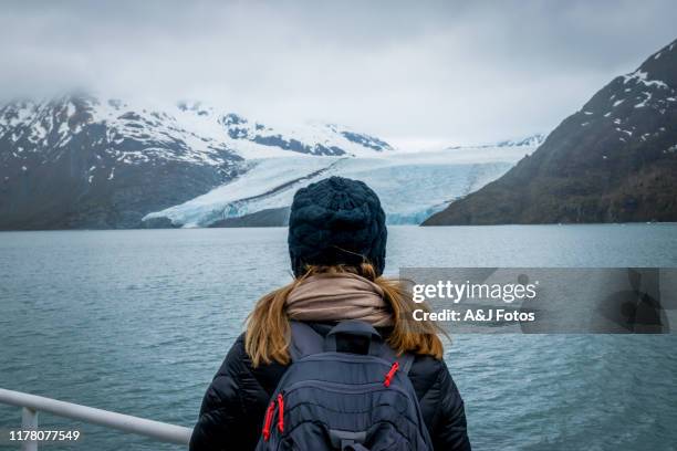 mujer mirando la cordillera y el glaciar. - cruise vacation fotografías e imágenes de stock