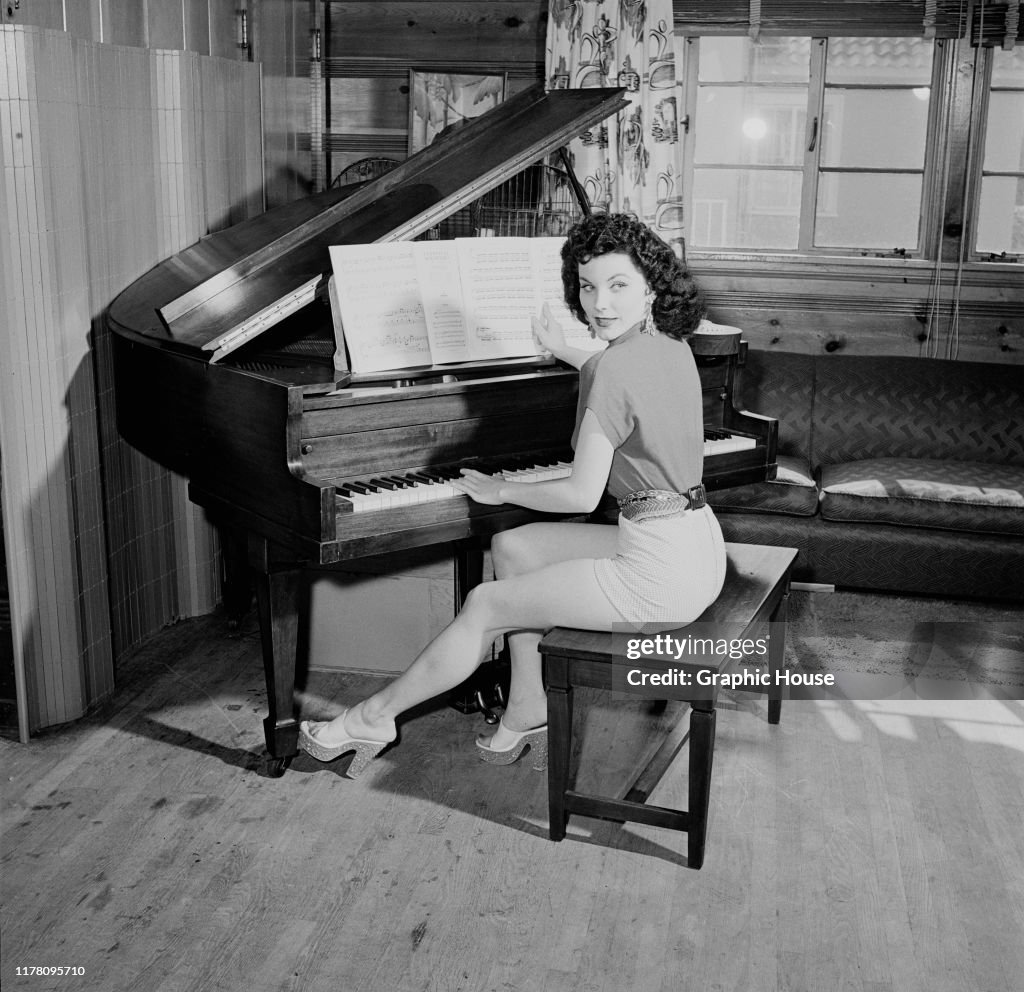 Debra Pachet American actress Debra Paget at the piano, circa 1955. News Photo ...