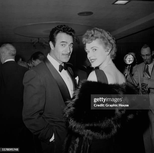 American actress Eleanor Parker with actor Gilbert Roland , circa 1955.