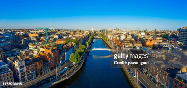dublino irlanda con vista aerea sul fiume liffey - dublino irlanda foto e immagini stock