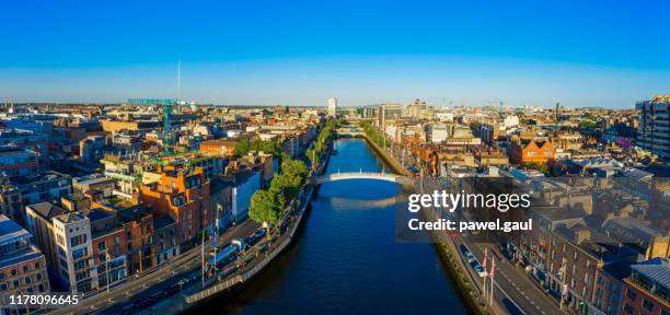 dublin ierland met bovenaanzicht van liffey river - republic of ireland stockfoto's en -beelden