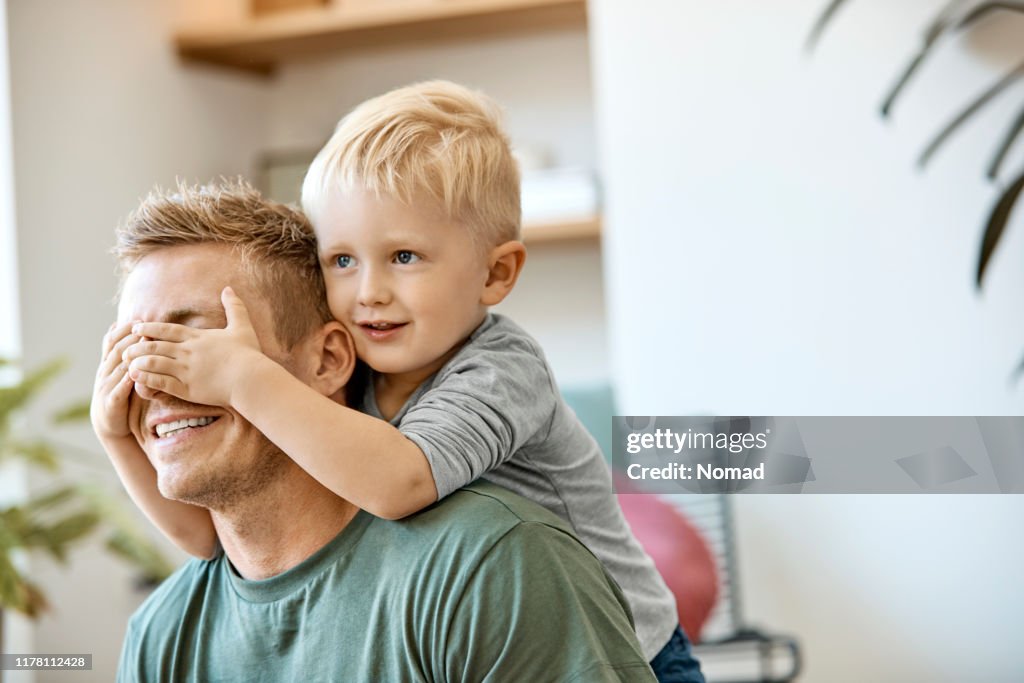 Lächelnd eisern blonde junge decken Augen des Vaters