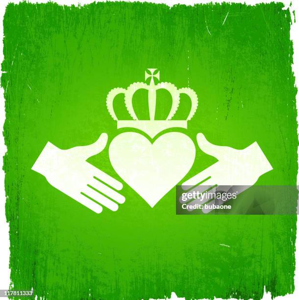 irish freundschaft auf lizenzfreie vektor hintergrund - claddagh stock-grafiken, -clipart, -cartoons und -symbole