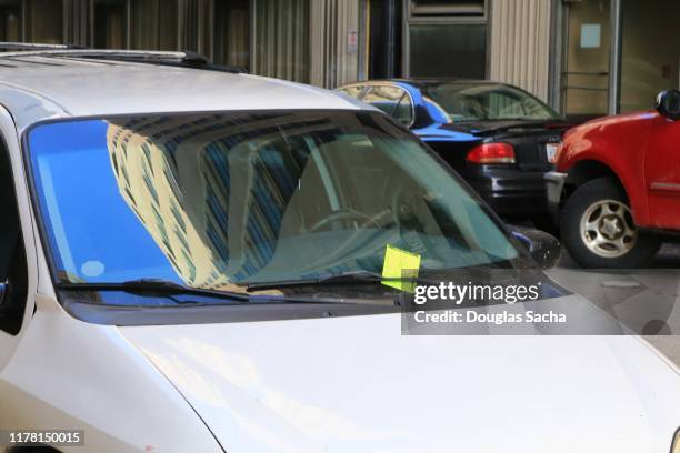 illegal parking violation ticket on a vehicle windshield - parkvergehen-strafzettel stock-fotos und bilder