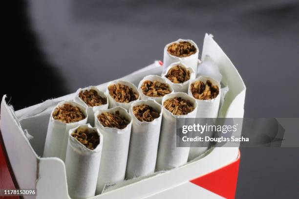package of cigarettes for smoking - blank cigarette box stock pictures, royalty-free photos & images