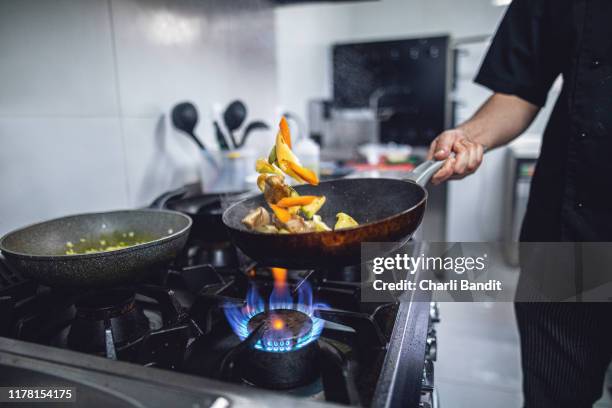 cucina professionista che prepara la cena - piano del fornello foto e immagini stock