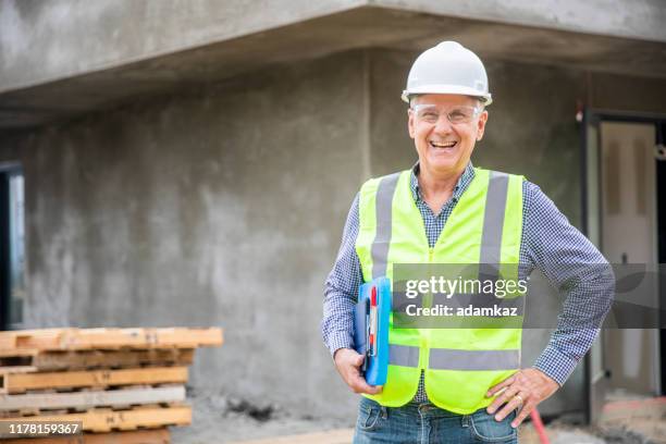 retrato de un gerente de construcción - gestor de proyectos fotografías e imágenes de stock