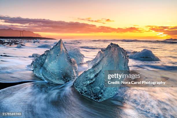 icebergs in diamond beach jokulsarlon - glacier lagoon stock pictures, royalty-free photos & images