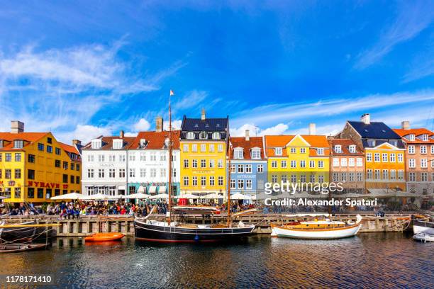 nyhavn harbour and multicolored vibrant houses along the canal, copenhagen, denmark - copenhagen fotografías e imágenes de stock