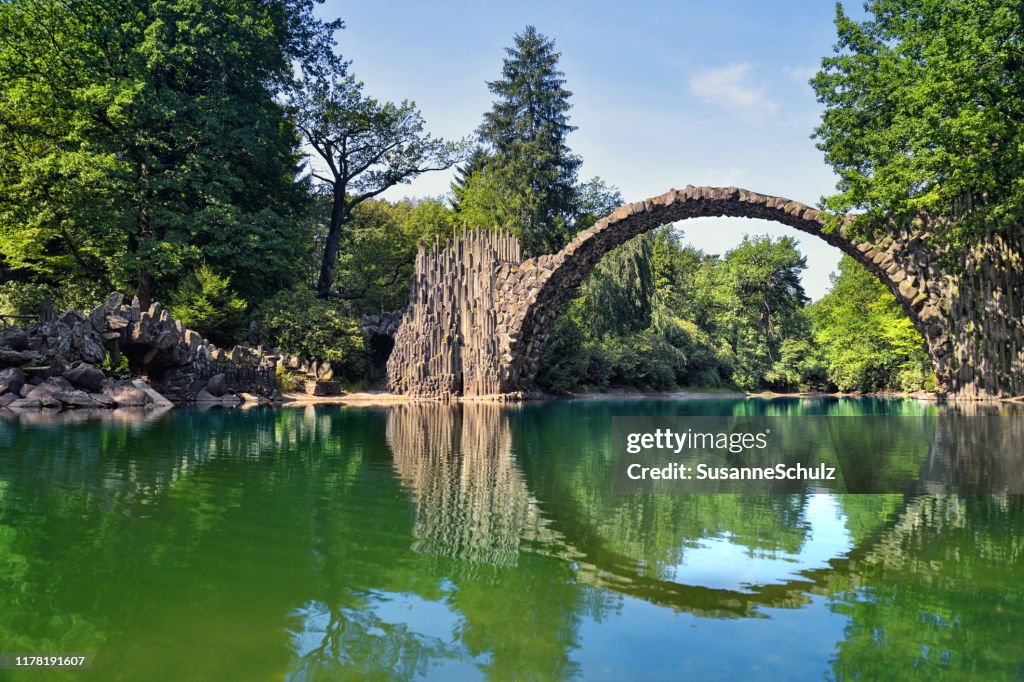 Teufelsbrücke im Naturpark mit Kreisreflexion im Wasser