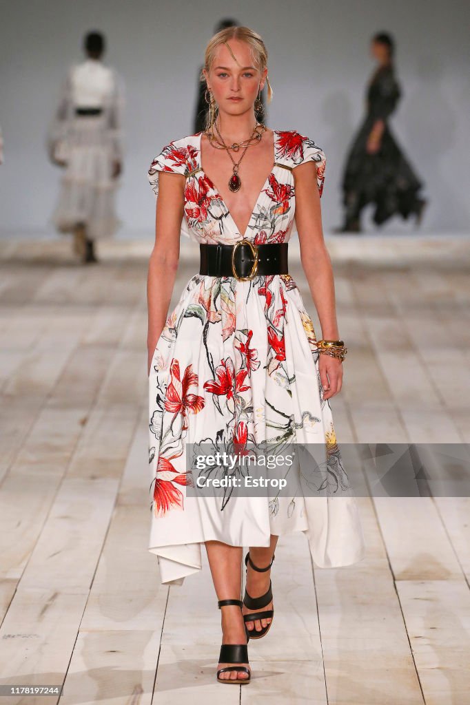 Alexander McQueen : Runway - Paris Fashion Week - Womenswear Spring Summer 2020