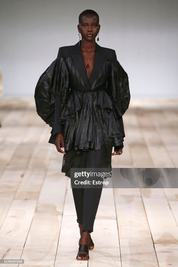 Alexander McQueen : Runway - Paris Fashion Week - Womenswear Spring Summer 2020