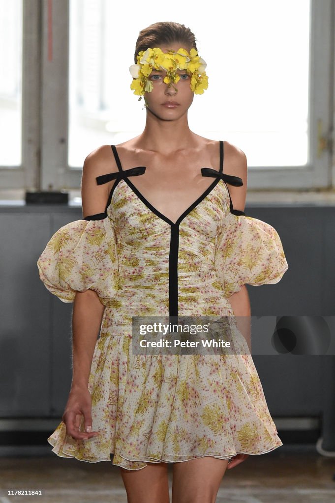 Giambattista Valli : Runway - Paris Fashion Week - Womenswear Spring Summer 2020