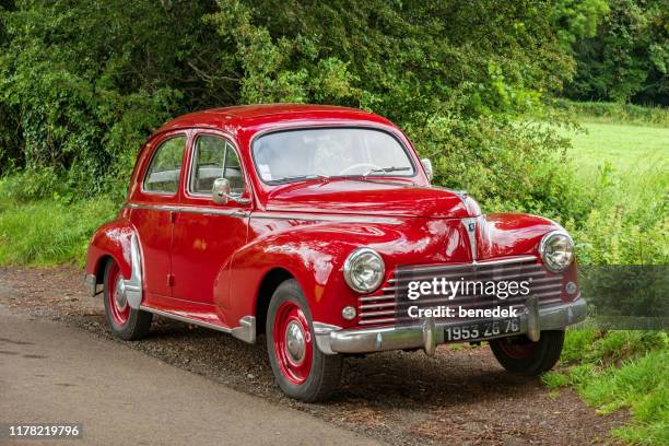 peugeot 203 oldtimer 1950er jahre - 1950s ireland stock-fotos und bilder