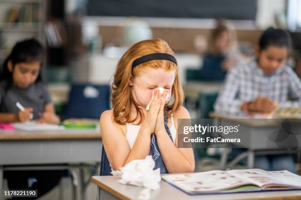 教室裡的多樣化孩子 - sneezing 個照片及圖片檔