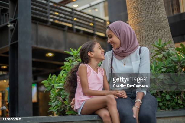 mother and daughter smiling - egyptian family imagens e fotografias de stock