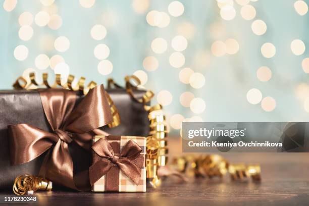 christmas gift box with christmas balls and blank note - present luminoso imagens e fotografias de stock