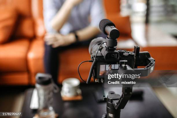 professionele camera filmen van een videopodcast - vinyl film stockfoto's en -beelden