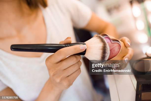 make-up tijd! jonge vrouw in de make-up studio - rouge stockfoto's en -beelden