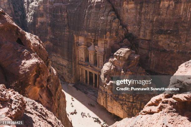 top view of the treasury or al khazneh in petra ruin and ancient city in jordan, middle east - petra jordan stockfoto's en -beelden